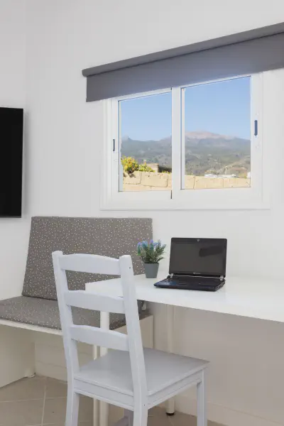 img/masonry/chebika-oasis-studio/Estudio 1 - mesa con portatil.webp