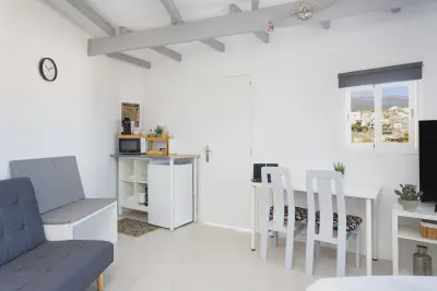 img/masonry/huacachina-studio/Estudio 4 - Vista general desde cama con cocina.webp