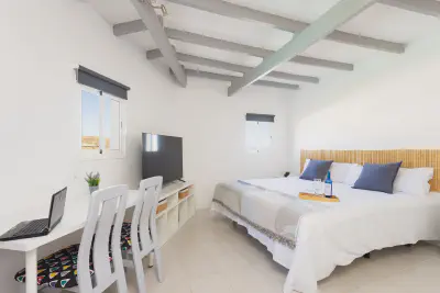 img/masonry/huacachina-studio/Estudio 4 - Vista general vino cama.webp