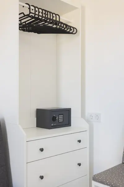 img/masonry/liwa-oasis-studio/Estudio 2 - Cajafuerte 2.webp