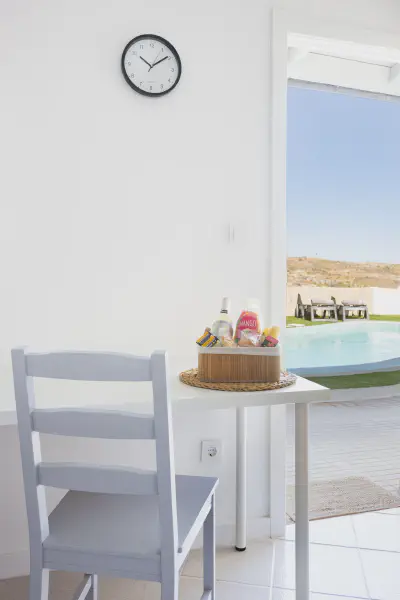 img/masonry/liwa-oasis-studio/Estudio 2 - Cesta bienvenida vista piscnia.webp