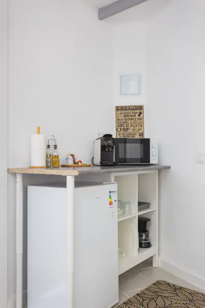 img/masonry/liwa-oasis-studio/Estudio 2 - Kichenette.webp