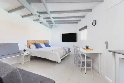 img/masonry/liwa-oasis-studio/Estudio 2 - Vista general desde kichenette.webp