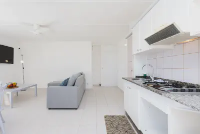 img/masonry/siwa-oasis-apartment/Apartamento desde entrada cocina salon.webp