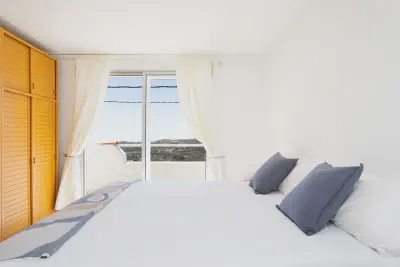 img/masonry/siwa-oasis-apartment/Apartamento dormitorio - desde sillon vista.webp