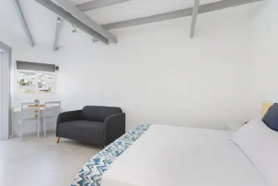 img/masonry/timia-oasis-studio/Estudio 3 - Cama vista sofa entrada.webp