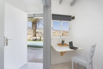 img/masonry/timia-oasis-studio/Estudio 3 - Entrada con vistas a la piscina.webp