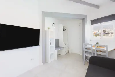 img/masonry/timia-oasis-studio/Estudio 3 - Vista general sofa y TV.webp